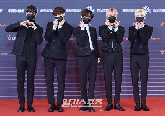 TXT strikes after bulletproof typeMembers of TOMORROW X TOGETHER (TXT-Subin, Yeonjun, Bumgyu, Taehyun, and Humaning Kai) pose at the red carpet event of the 2020 KBS Song Festival held at KBS in Seoul Yeouido on the evening of the 18th.
