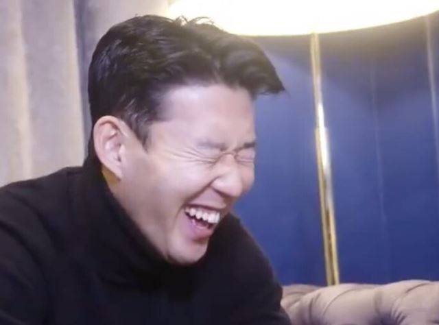'감출 수 없는 기쁨!' 손흥민이 푸스카스상 수상 사실에 기뻐 동료선수였던 얀 베르통언과 화상 통화를 하며 활짝 웃고있다. 토트넘 홋스퍼 트위터 캡처