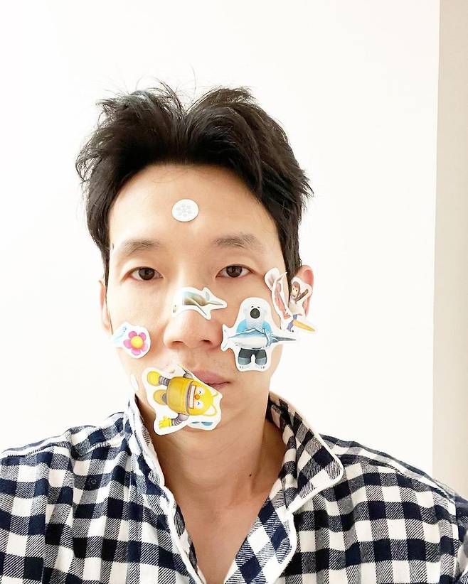 Actor Bong Tae-gyu revealed how he has been parenting since the morning.Bong Tae-gyu wrote on his Instagram on December 18, Good day. . I posted a photo with the phrase.In the photo, Bong Tae-gyu has a blank expression with a sticker on his face.  After seeing this, Actor Lee Yun-ji commented, I look happy, brother.Meanwhile, Bong Tae-kyu married Hasashi-sie-bak in 2015 and has one son and one daughter.  Bong Tae-gyu is playing Lee Kyu-jin in sbss walled drama Penthouse.