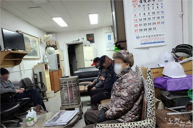 18일 광주 북구 중흥동 태봉근로자대기소를 찾은 일용직 노동자들이 모여 앉아있다. (사진=김한영 기자)