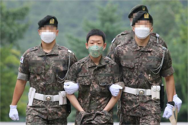 지난 8월 7일 재판을 받기 위해 수도방위사령부 보통군사법원으로 호송되는 이원호 일병(사진=육군 제공)