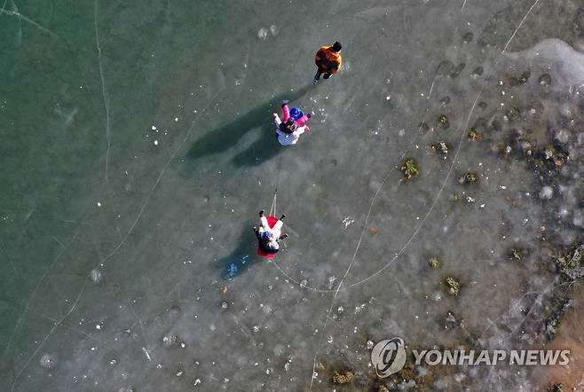 '겨울아, 반가워' 연일 한파가 몰아치는 지난 17일 오후 경북 안동시 암산유원지에서 시민들이 얼어붙은 강 위에서 썰매를 타고 있다. [연합뉴스 자료사진]