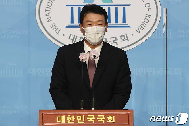 윤희석 국민의힘 신임 대변인이  서울 여의도 국회 소통관에서 취임인사를 하고 있다. 2020.9.10/뉴스1 © News1 성동훈 기자