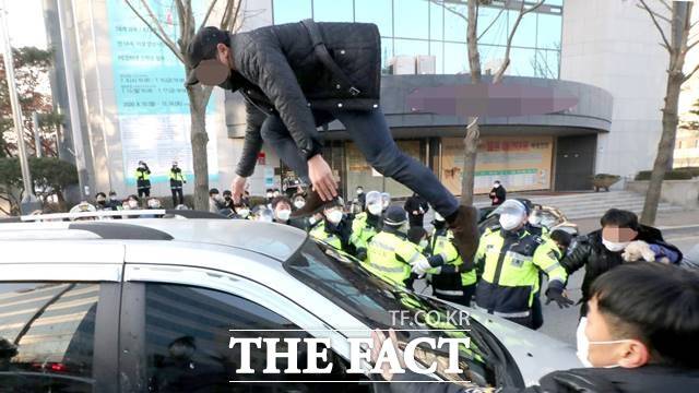 안산 단원경찰서는 공무집행방해 및 공용물 손괴 등 혐의로 유튜브 채널 '왕자'를 운영 중인 배씨에 대해 사전구속영장을 신청했다고 19일 밝혔다. /뉴시스