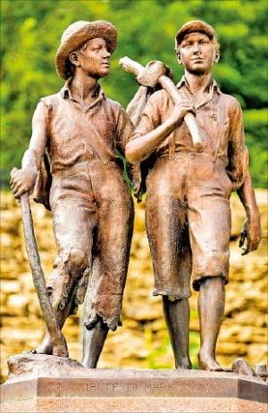미주리 주 해니벌 마을의 ‘톰 소여와 허클베리 핀 동상’.