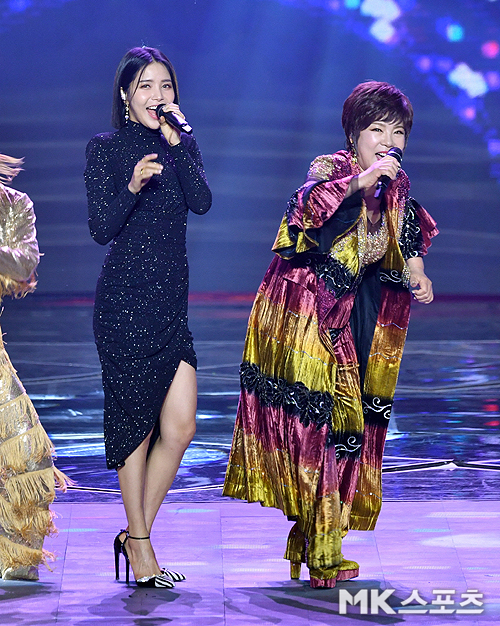 2020 KBS Song Festival Red Carpet was held at KBS Hall in Yeouido, Yeongdeungpo-gu, Seoul on the afternoon of the 18th.MAMAMOO Sola, Yonja Kim has a stage for the festival.