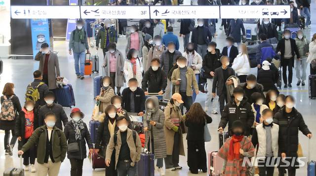 [제주=뉴시스]우장호 기자 = 코로나19 신규 확진자가 사흘 연속 500명대를 기록하며 사실상 '3차 대유행'이 시작된 28일 제주국제공항에 관광객들의 발걸음이 이어지고 있다. 2020.11.28. woo1223@newsis.com