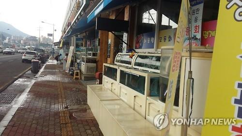 도심 한 횟집거리. [이미지출처=연합뉴스]