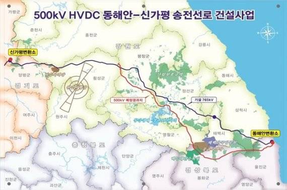 한국전력공사(이하 한전)가 8차 전력수급 기본계획으로 추진하는 500KV HVDC 동해안-신가평 송전선로건설사업이 ‘홍천군 경과대역’에 대해 홍천군과 홍천군의회가 원점 검토를 주장하고 있어 당초 건설사업 계획에 어려움을 겪고 있다. 이에 대해 전문가들은 “8차전력수급사업계획에 차질이 없어도록 한전과 홍천군이 각자의 주장발표 보다는 객관적인 시각에서 머리를 맞대고, 기술적인 측면과 주민 피해 최소화 라는 대화의 소통을 통해 원만한 경과대역안의 접점을 찾기 위한 최적의 대안을 찾아야 한다”고 조언하고 있다. 자료사진=한국전력공사 제공