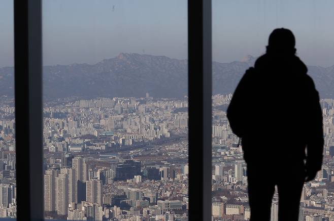 지난 14일 서울 송파구 롯데월드타워 전망대 서울스카이에서 바라본 서울 시내 아파트 단지 모습. [연합]
