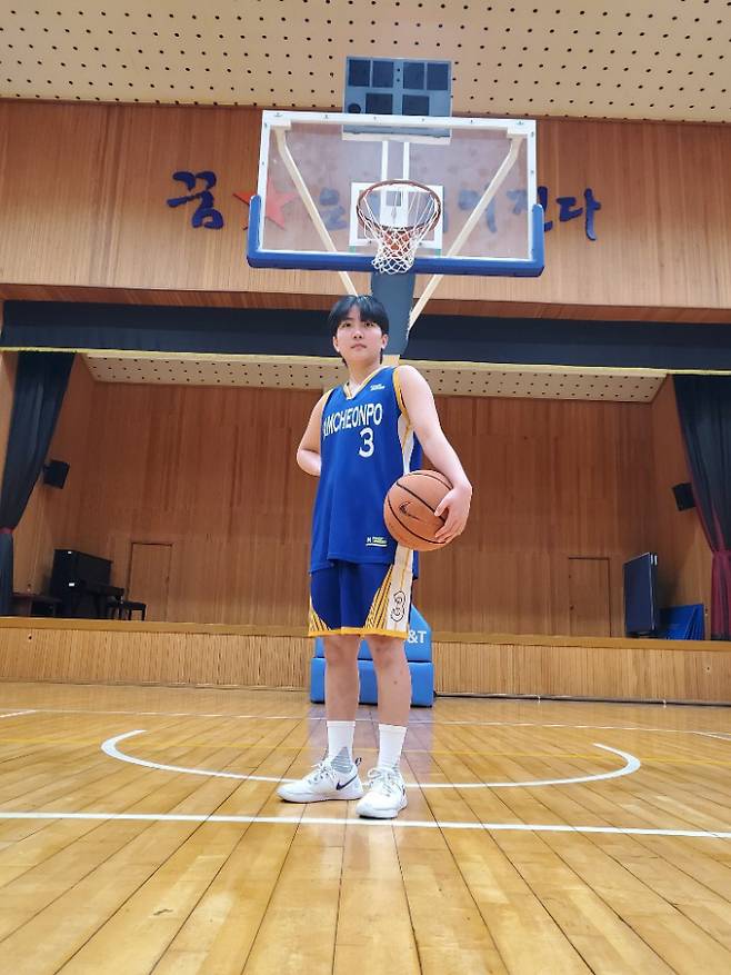 삼천포여고 2학년 정채련이 지난 18일 스포츠경향과 인터뷰한 뒤 포즈를 취하고 있다. 조문주 삼천포여고 코치 제공