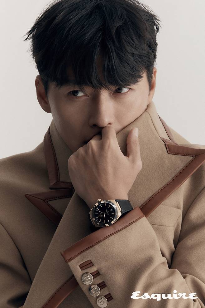 Hyun Bin, Super cold also full of warmth to melt Mello eyes Friendly + Delicacy(Seoul=) = Actor Hyun Bin has also emanated an unmistakable charm in the pictorial.Mens fashion and lifestyle magazine Esquire released a photo of Actor Hyun Bin and a watch brand on the 21st.In the open photo, Hyun Bin is a delicate look in the thick visuals of the line, which brings out the narrative.Hyun Bin matches the warm brown-based white and coat with a warm feeling of winter sensibility, creating a soft atmosphere, while capturing the attention with a friendly eye in a picture that matches black turtleneck neck and gray suit.Hyun Bin recalled the drama The Incident of Love through the interview and said, The scene was revived even if the ambassador of Park Ji-eun was so funny that he delivered his intentions.As for the movie Negotiation, which is about to be released, he mentioned his perfect breathing with his colleague Actor Hwang Jung-min.