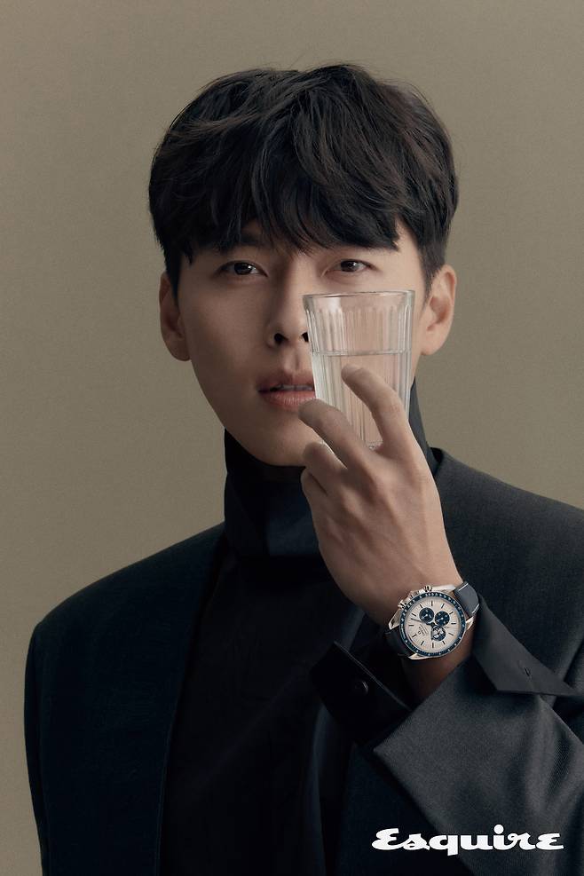 Hyun Bin, Super cold also full of warmth to melt Mello eyes Friendly + Delicacy(Seoul=) = Actor Hyun Bin has also emanated an unmistakable charm in the pictorial.Mens fashion and lifestyle magazine Esquire released a photo of Actor Hyun Bin and a watch brand on the 21st.In the open photo, Hyun Bin is a delicate look in the thick visuals of the line, which brings out the narrative.Hyun Bin matches the warm brown-based white and coat with a warm feeling of winter sensibility, creating a soft atmosphere, while capturing the attention with a friendly eye in a picture that matches black turtleneck neck and gray suit.Hyun Bin recalled the drama The Incident of Love through the interview and said, The scene was revived even if the ambassador of Park Ji-eun was so funny that he delivered his intentions.As for the movie Negotiation, which is about to be released, he mentioned his perfect breathing with his colleague Actor Hwang Jung-min.