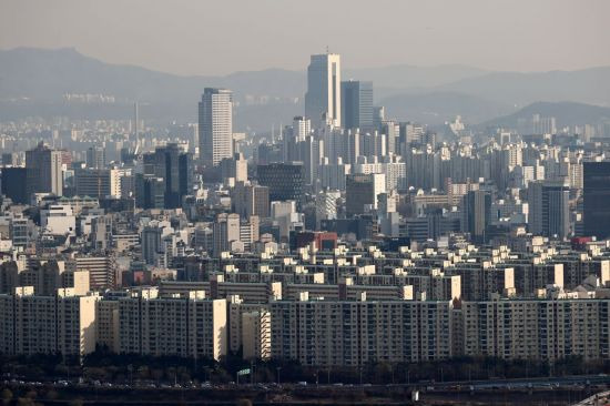 서울 매봉산에서 바라본 강남 일대 아파트의 모습 (사진=연합뉴스)