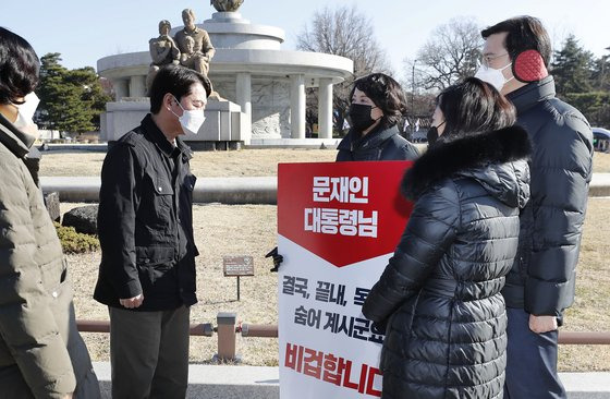 안철수 국민의당 대표가 지난 1일 청와대 분수대 앞에서 릴레이 1인 시위를 하고 있는 국민의힘 강민국, 황보승희, 이영 의원을 격려하고 있다. 오종택 기자