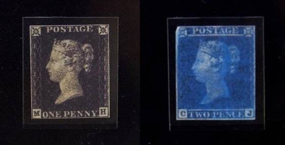 세계 최초 우표인 페니 블랙(Penny Black)과 펜스 블루(Pence Blue). 영국 빅토리아 여왕의 초상이 도안이다.