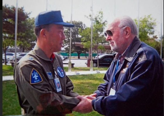 Col. Akrivos Tsolakis, right, a Greek veteran of the Korean War, during his visit to Seoul in 2010. [AKRIVOS TSOLAKIS]