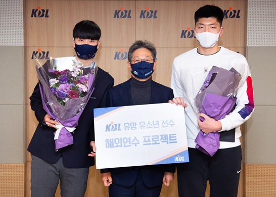 이정대 총재와 이주영, 구민교. 사진=KBL 제공