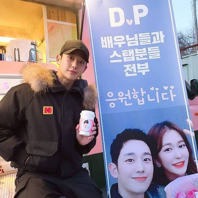 Jung Hae In, Jung Yoo-jin and Lee Je-hoon Coffee or Tea Gift Impressed DP Day Healthy Shooting FightActor Jung Hae In was moved by Coffee or Tea Gift sent by Jung Yoo-jin and Lee Je-hoon.Jung Hae In posted a picture on December 21 with an article entitled Yoo Jin-eun is so grateful and thank you # DP Day Healthy Shooting!Jung Hae In is taking a certified photo in front of Coffee or Tea sent by Jung Yoo-jin and Lee Je-hoon in the public photo.Especially, Jung Hae In, full of warmth, focused attention on appearance.On the other hand, the Netflix OLizynal series DP Day, starring Jung Hae In, is based on Kims usual writer Webtoon, and Actor Koo Kyo-hwan, Kim Sung-gyun and Son Seok-gu have confirmed their appearance.Jung Hae In plays Ahn Jun-ho, who is quiet and calm in the play, but lacks flexibility.Jung Hae In will also appear in JTBC Drama Snow Strengthening in addition to the Netflix OLizynal series DP Day.