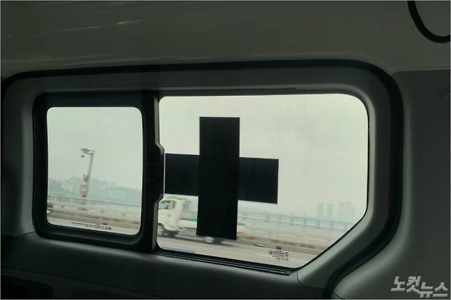 '코로나에 걸려버렸다' 저자 김지호(28)씨가 확진 판정 후 응급차로 이송되면서 한강이 보이는 바깥 풍경을 담았다.(김지호씨 제공)