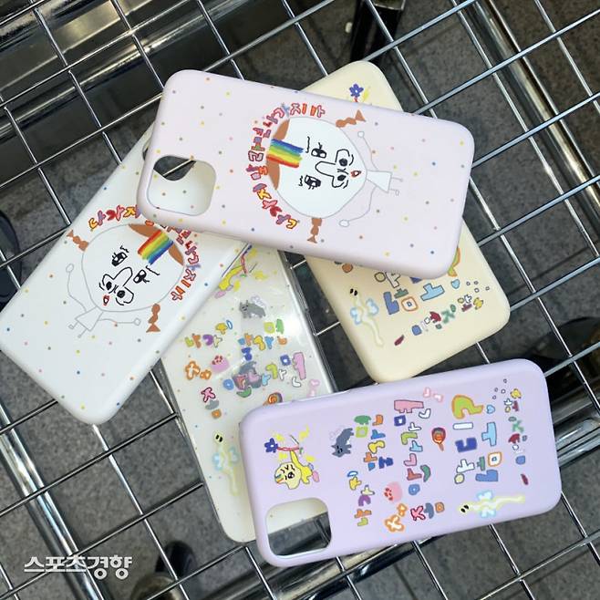 이영지가 판매하는 ‘이영지 나가지마 폰케이스’ 이미지. 메인스트림 제공