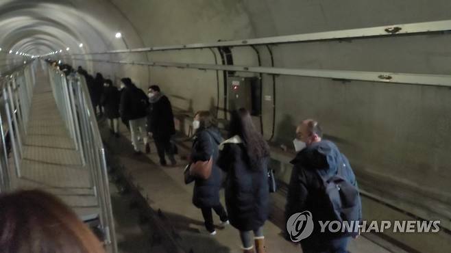 김포도시철도에 1시간 갇혔다 선로로 대피하는 승객들 (김포=연합뉴스) 21일 오후 김포도시철도 김포공항역과 고촌역 사이 선로에서 전동차가 갑자기 멈춰서 승객 400명이 1시간가량 갇혔다가 대피로를 통해 고촌역으로 이동하고 있다. 2020.12.21 [독자 제공. 재판매 및 DB 금지] son@yna.co.kr