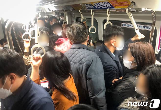 21일 오후 6시 30분께 김포 골드라인 경전철이 김포공항역에서 고촌역사이에서 멈춰서 시민들이 큰 불편을 겪고 있다. 이 차량에는 약 300여명이 탑승중이다. 200.12.21/뉴스1 © News1 김명섭 기자