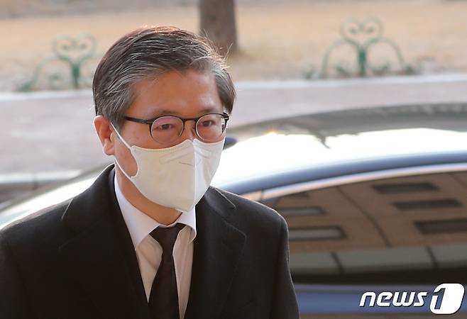 변창흠 국토교통부 장관 후보자가 22일 오전 정부과천청사 서울지방국토관리청에 마련된 청문회 준비 사무실에 출근하고 있다. 2020.12.22/뉴스1 © News1 이성철 기자