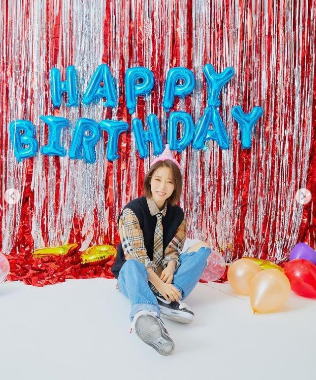 Birthday MAMAMOO Moonbyul, Cake and bright Smile Gift is nothingMoonbyul posted several photos on his SNS on Tuesday, along with Cake and Heart emoticons.The photo shows Moonbyul posing in a party space in commemoration of his birthday.Moonbyuls charming visuals, which lift Cake and smile brightly, catch the eye.Born 22 December 1992, Moonbyul celebrated his twenty-nineth birthday today (22nd); Moonbyul, via MAMAMOO official SNS, said: Dont worry about my Gift!The Gift I want to receive is Mumu (MAMAMOO fandom). Fans who responded to the photos responded such as Happy Birthday, Moon Star Happy Bulse Day and I want to hear a new song quickly.Meanwhile, Moonbyul will unveil her new Solo song Because Its Christmas MV today (22nd) for her birthday at 8 p.m.Because its Christmas official soundtrack will be included in Moonbyuls next album.