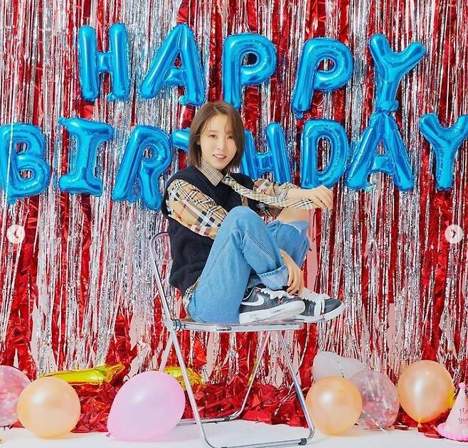 Birthday MAMAMOO Moonbyul, Cake and bright Smile Gift is nothingMoonbyul posted several photos on his SNS on Tuesday, along with Cake and Heart emoticons.The photo shows Moonbyul posing in a party space in commemoration of his birthday.Moonbyuls charming visuals, which lift Cake and smile brightly, catch the eye.Born 22 December 1992, Moonbyul celebrated his twenty-nineth birthday today (22nd); Moonbyul, via MAMAMOO official SNS, said: Dont worry about my Gift!The Gift I want to receive is Mumu (MAMAMOO fandom). Fans who responded to the photos responded such as Happy Birthday, Moon Star Happy Bulse Day and I want to hear a new song quickly.Meanwhile, Moonbyul will unveil her new Solo song Because Its Christmas MV today (22nd) for her birthday at 8 p.m.Because its Christmas official soundtrack will be included in Moonbyuls next album.