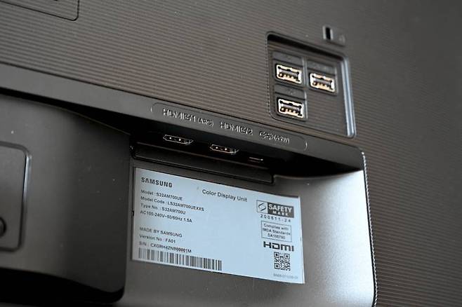 인터페이스는 아래 방향으로 연결하며, USB 연결은 후면 방향으로 꽂는다. 출처=IT동아