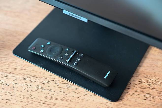 제품에 기본 포함된 삼성 스마트 리모컨. 출처=IT동아