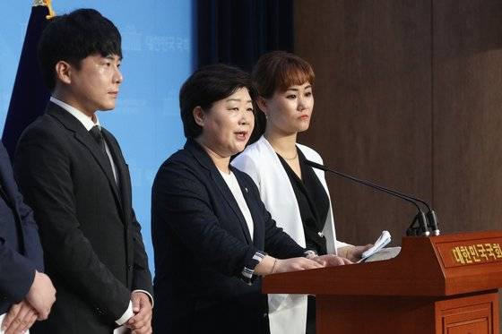 서영교 더불어민주당 의원이 지난 8월 11일 서울 여의도 국회에서 '구하라법 통과 촉구 기자회견'을 하고 있다. 구하라씨 친오빠 구호인(왼쪽)씨와 '전북판 구하라'로 불린 강한얼 소방관의 친언니 강화현(오른쪽)씨도 이날 "21대 국회에서는 '구하라법'이 꼭 통과돼야 한다"고 했다. 뉴스1