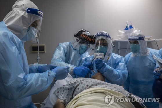 코로나19 환자 치료하는 미 텍사스 병원 의료진. [AFP=연합뉴스]