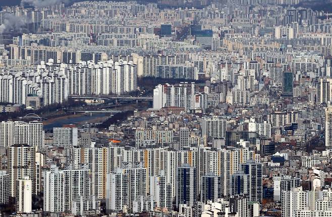 서울 송파구 롯데월드타워 전망대 서울스카이에서 지난 14일 바라본 강북 지역에 아파트 단지가 빽빽하게 들어서 있다.  연합뉴스