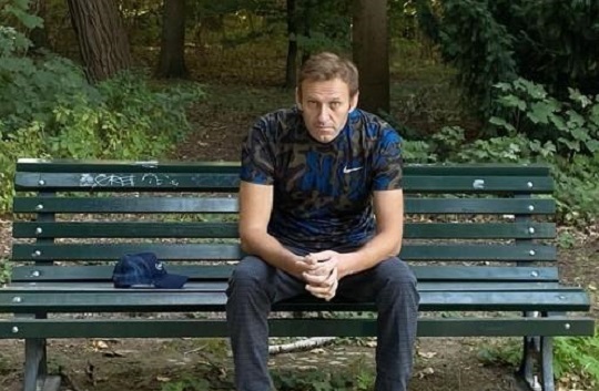 독일 베를린의 병원에서 나온 뒤 시내 벤치에 앉아있는 나발니. EPA연합뉴스