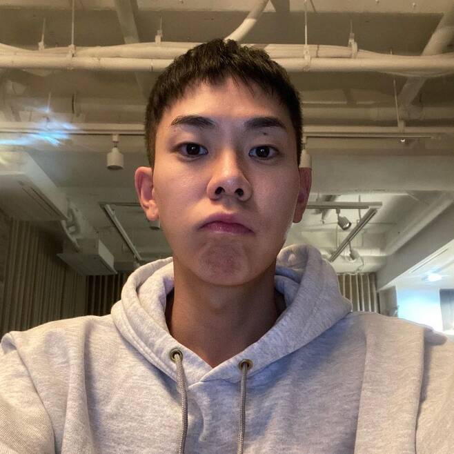 AOMG Loco, daily adapting gently to a much-changed society after DischargeSinger Loco told me about the daily life he spent after Discharge.Loco said on December 22 in a personal Instagram account, I am adjusting to a society that has changed more than I thought.I want to stay with you even if I can not do it well. The photo shows Loco taking pictures of everyday life after the discharge, and appearing in various entertainment programs.Loco fans cheered on I support you, its fighting and I love you.