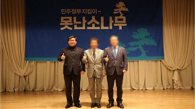 전해철(왼쪽) 의원과 '못난소나무' 대표였던 김 모(가운데) 회장