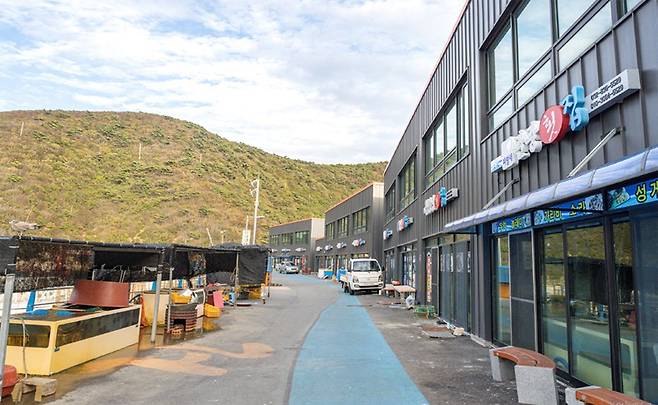 깔끔하게 단장한 두무진 포구 횟집 타운