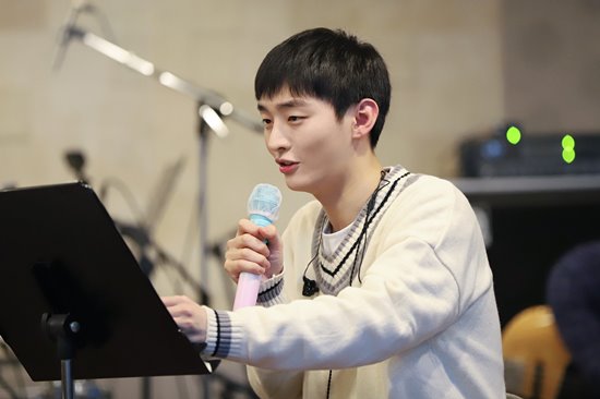 Yoon Ji-sung unveils on-line fan meeting concert practice on 25th Christmas Special Stage ExpectedSinger Yoon Ji-sung will show off the special stage prepared for fans at Online fan meeting.On the 22nd, Yoon Ji-sung released a photo of the 2020 Online fan meeting Dong, Hwa band concert practice on the 25th through the official SNS account.In the public photos, there was a picture of Yoon Ji-sung who is practicing with the band session.Yoon Ji-sungs professional appearance, which is serious in his best practice, stands out.Especially, the performance with the band is a composition that has never been shown in the previous fan meeting, so it raises the curiosity about what stage to show.Yoon Ji-sung, who welcomes his first Christmas with his fans after the whole world, prepared this special stage to make more meaningful and special memories.Despite the short preparation period for fan meeting, the appearance of Yoon Ji-sung, who is trying to show new appearance and stage to fans, is warmly impressed.Yoon Ji-sungs 2020 Online fan meeting Dong, Hwa is the first official event to be held after the Armys expiration, and it is a fan meeting like Christmas Gift for fans who have sent unwavering love during the blank season.Yoon Ji-sungs 2020 Online fan meeting Dong, Hwa, which will make the Christmas of rice balls (fandom names) more special, will be broadcast live on Interpark from 6 p.m. on the 25th, and tickets can also be purchased until 6 p.m. on the same day.Photo: LM Entertainment