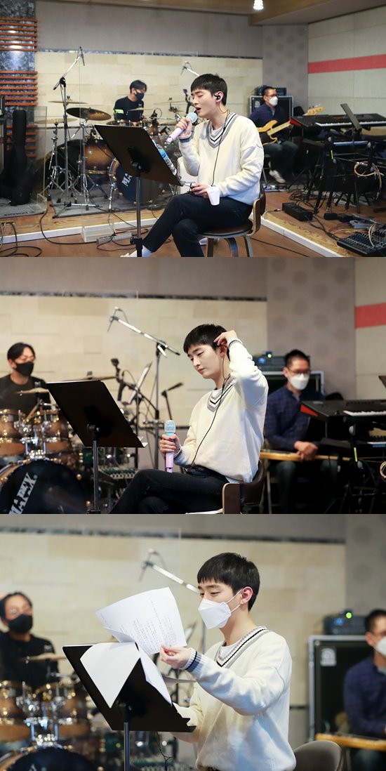 Yoon Ji-sung unveils on-line fan meeting concert practice on 25th Christmas Special Stage ExpectedSinger Yoon Ji-sung will show off the special stage prepared for fans at Online fan meeting.On the 22nd, Yoon Ji-sung released a photo of the 2020 Online fan meeting Dong, Hwa band concert practice on the 25th through the official SNS account.In the public photos, there was a picture of Yoon Ji-sung who is practicing with the band session.Yoon Ji-sungs professional appearance, which is serious in his best practice, stands out.Especially, the performance with the band is a composition that has never been shown in the previous fan meeting, so it raises the curiosity about what stage to show.Yoon Ji-sung, who welcomes his first Christmas with his fans after the whole world, prepared this special stage to make more meaningful and special memories.Despite the short preparation period for fan meeting, the appearance of Yoon Ji-sung, who is trying to show new appearance and stage to fans, is warmly impressed.Yoon Ji-sungs 2020 Online fan meeting Dong, Hwa is the first official event to be held after the Armys expiration, and it is a fan meeting like Christmas Gift for fans who have sent unwavering love during the blank season.Yoon Ji-sungs 2020 Online fan meeting Dong, Hwa, which will make the Christmas of rice balls (fandom names) more special, will be broadcast live on Interpark from 6 p.m. on the 25th, and tickets can also be purchased until 6 p.m. on the same day.Photo: LM Entertainment
