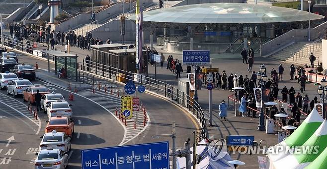 선별검사 기다리는 시민들 (서울=연합뉴스) 김주성 기자 = 21일 오전 서울역 광장에 마련된 서울 중구 임시 선별검사소를 찾은 시민들이 길게 줄을 서서 순서를 기다리고 있다. 2020.12.21 utzza@yna.co.kr