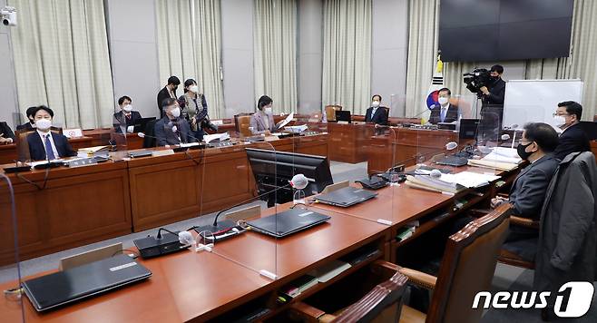 18일 서울 여의도 국회에서 고위공직자범죄수사처장 후보추천위원회 제5차회의가 진행되고 있다. 2020.12.18/뉴스1 © News1 성동훈 기자