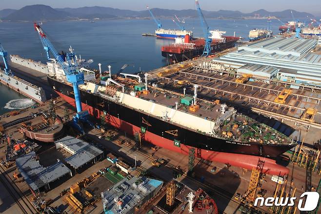 현대삼호중공업 LNG선 육상 이동. © News1 박영래 기자