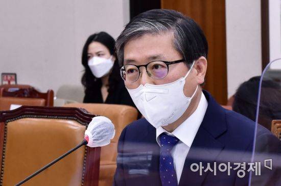 변창흠 국토부 장관 후보자가 23일 국회에서 열린 인사청문회에 출석, 의원들 질의에 답변하고 있다./윤동주 기자 doso7@
