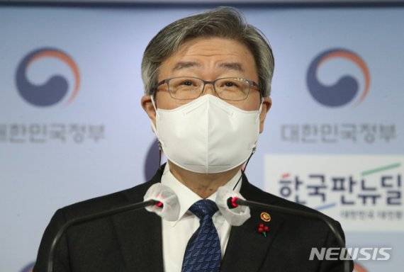 이재갑 고용노동부 장관이 23일 오전 서울 종로구 정부서울청사 합동브리핑실에서 전국민 고용보험 로드맵 브리핑을 하고 있다.