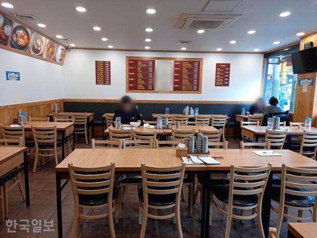 수도권 지역에서 5인 이상의 모임이 금지된 23일 오후 서울 서초구 서초동 한 분식집이 한산한 모습을 보이고 있다. 최다원 기자