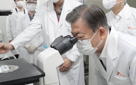 문재인 대통령이 지난 10월 15일 신종 코로나바이러스 감염증(코로나19) 백신 개발 기업인 경기도 성남 소재 SK바이오사이언스 방문, 세포배양실에서 현미경을 들여다보고 있다.연합뉴스