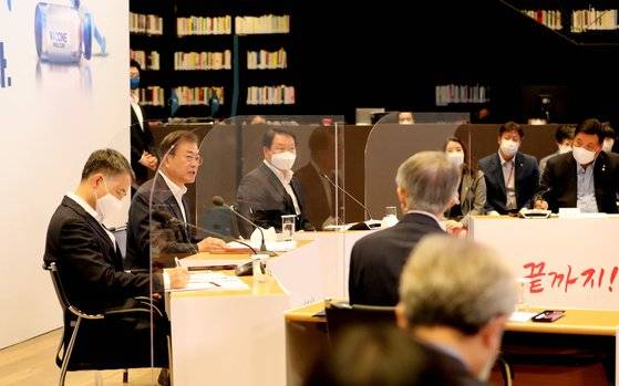문재인 대통령이 성남시 코로나19 백신 및 치료제 개발 현장인 에스케이(SK)바이오사이언스에서 코로나 백신과 관련된 현장 간담회를 진행했다. 왼쪽부터 박능후 보건복지부 장관, 문 대통령, 최태원 에스케이(SK) 대표이사 회장, 서정진 셀트리온그룹 회장. 청와대사진기자단
