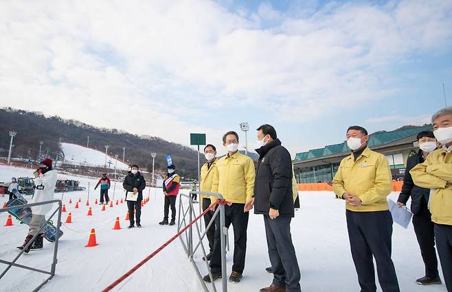 김희겸 행정안전부 재난안전관리본부장이 지난 21일 오후 경기 이천시 지산리조트 스키장을 찾아 관계자에게 방역 현황 관련 설명을 듣고 있다. /사진=행정안전부, 뉴시스